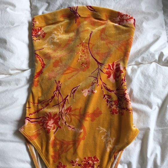 strapless yellow shirt. - Picture 1 of 2